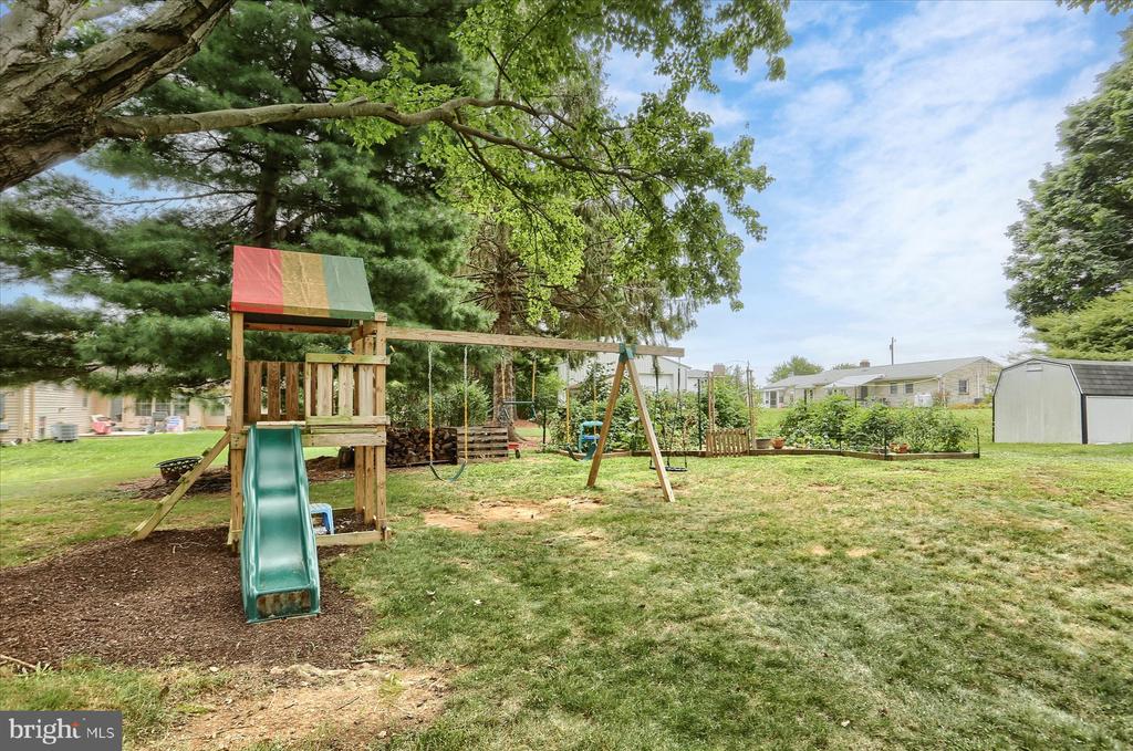 1402 COUNTRY DRIVE