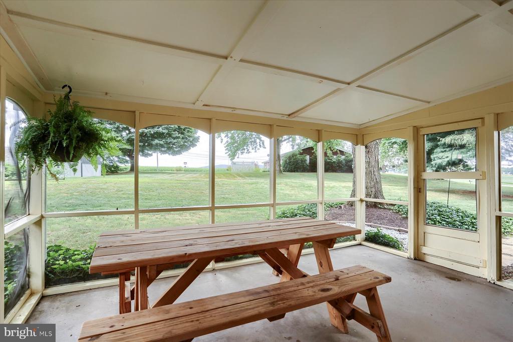 1402 COUNTRY DRIVE