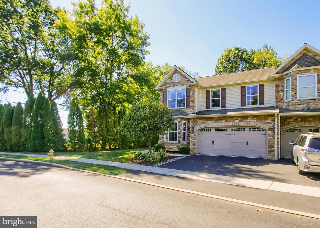101 PIN OAK COURT
