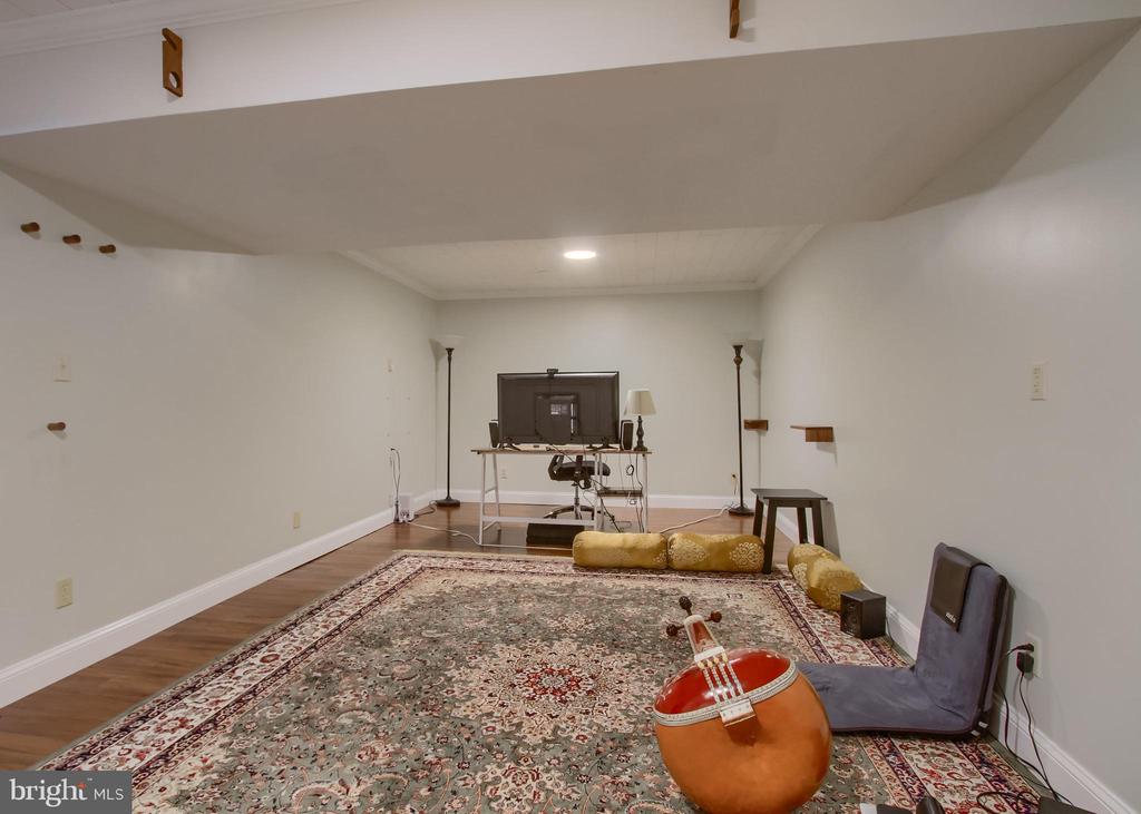 101 PIN OAK COURT