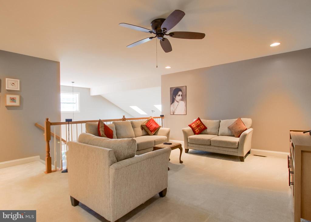 101 PIN OAK COURT
