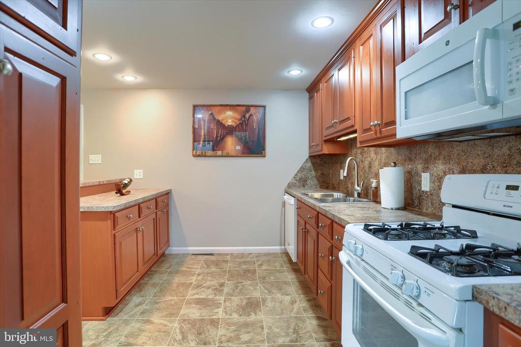 5221 STUART DRIVE
