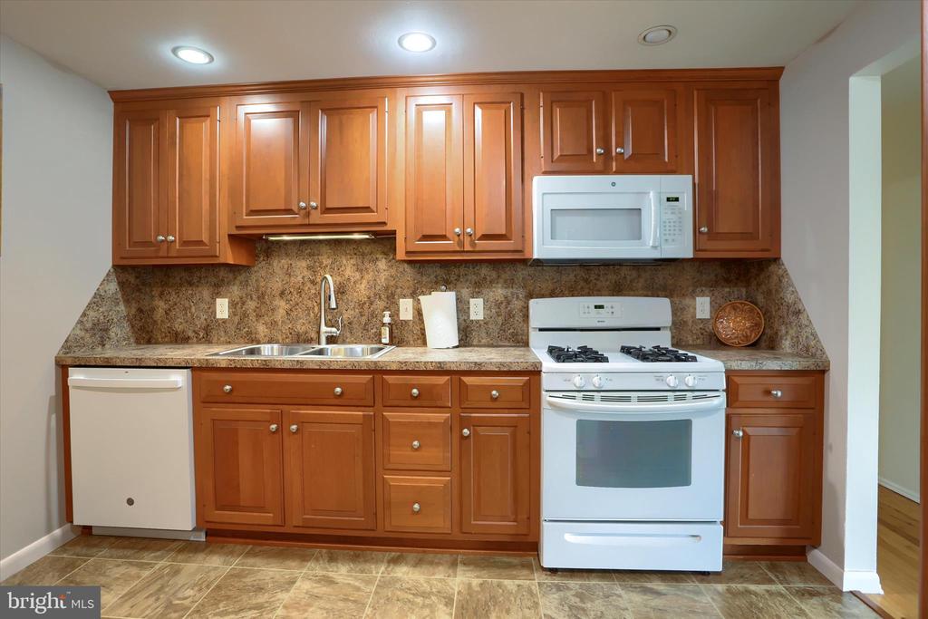5221 STUART DRIVE