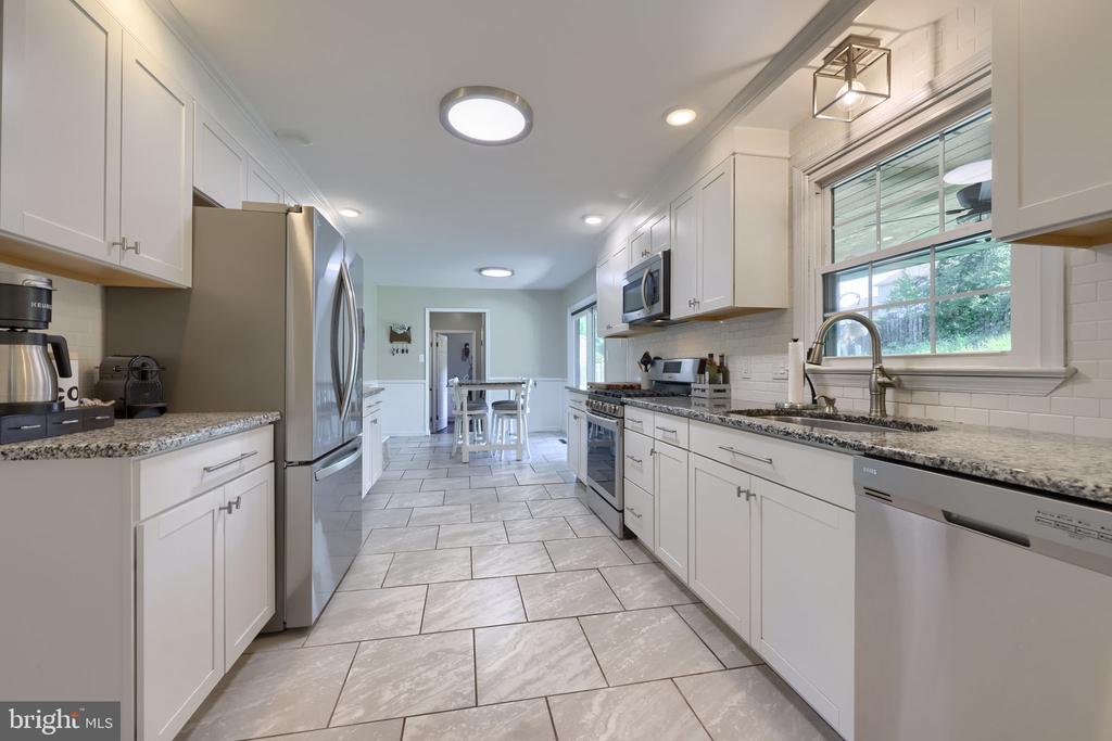 483 WOODCREST DRIVE