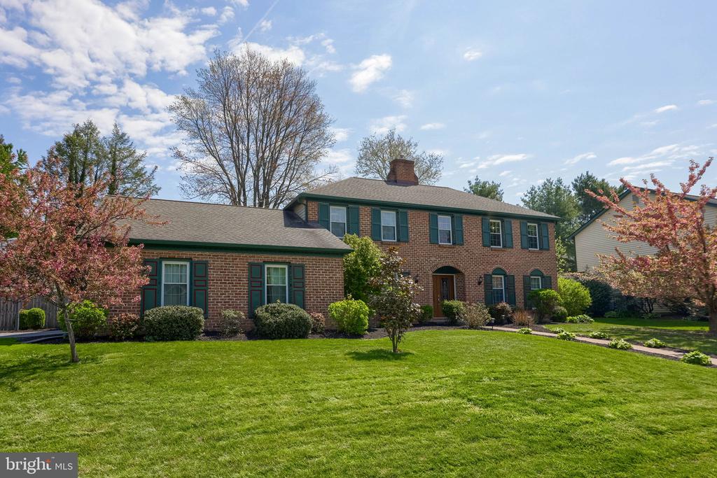 483 WOODCREST DRIVE