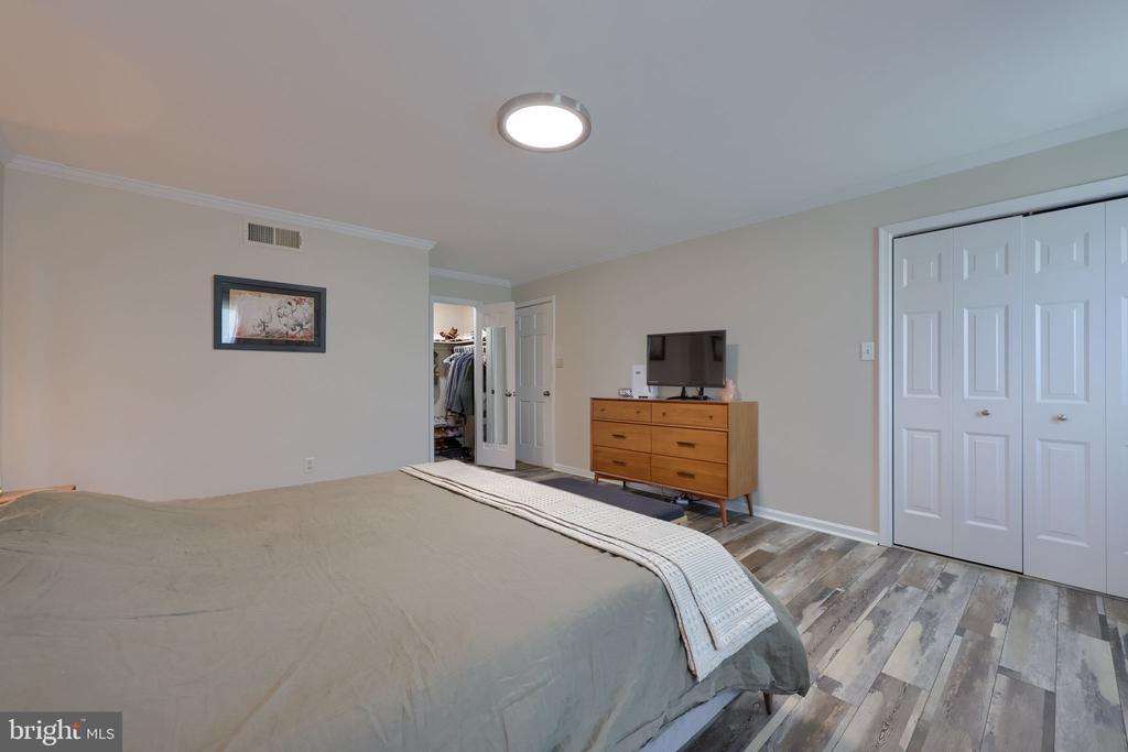 483 WOODCREST DRIVE