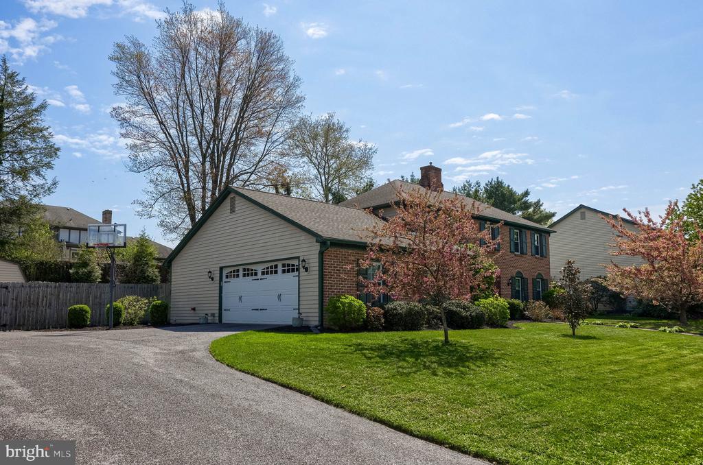 483 WOODCREST DRIVE