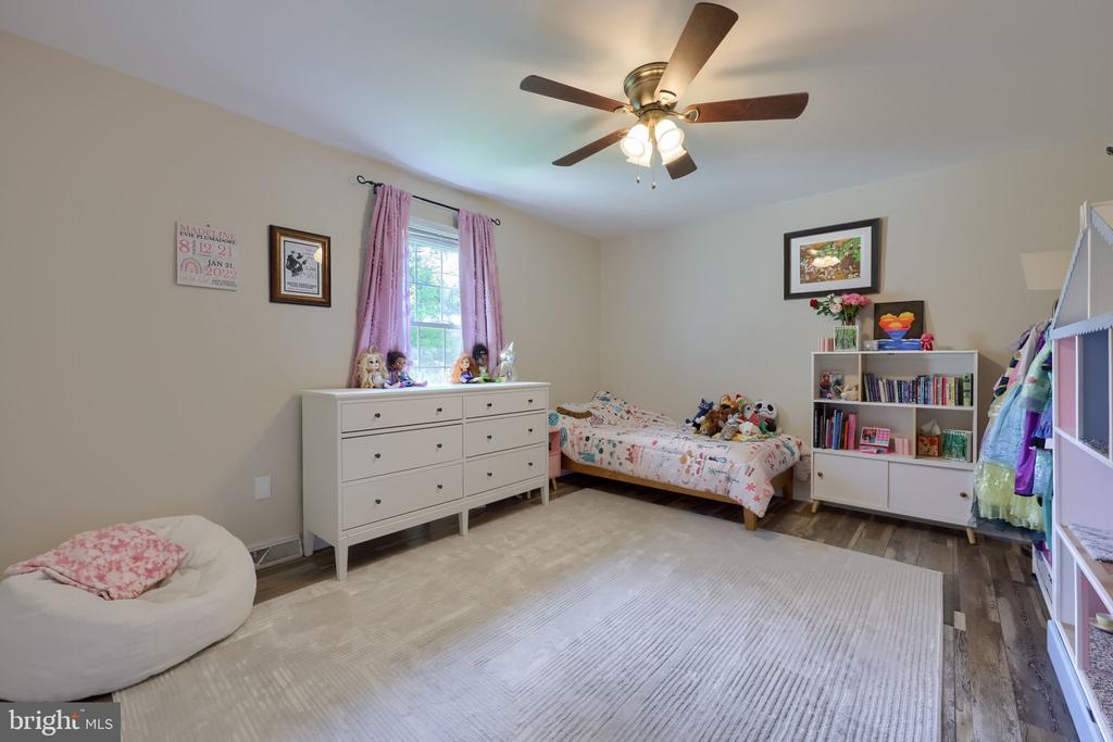 483 WOODCREST DRIVE