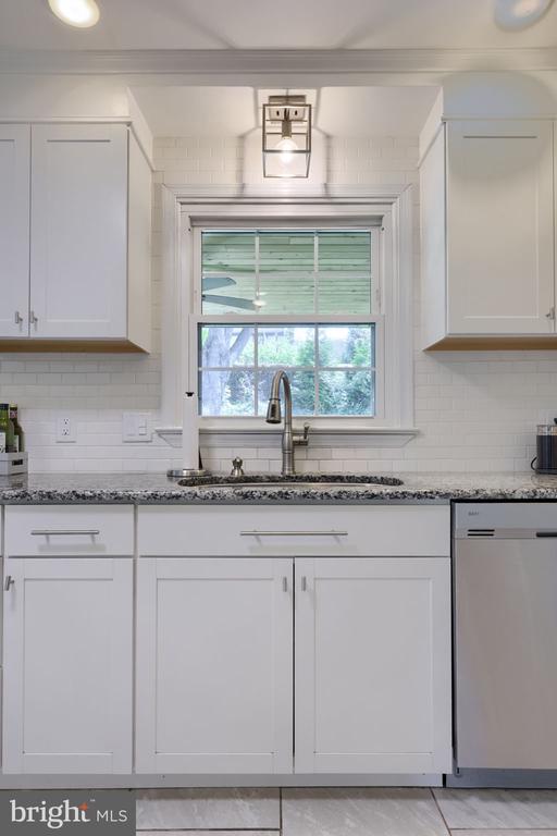 483 WOODCREST DRIVE
