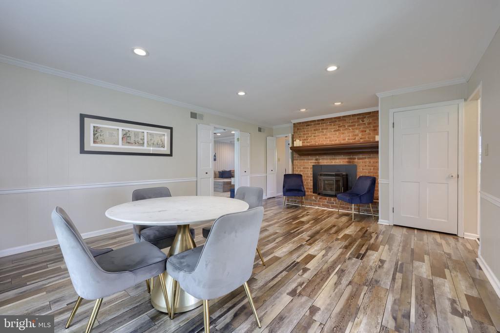 483 WOODCREST DRIVE