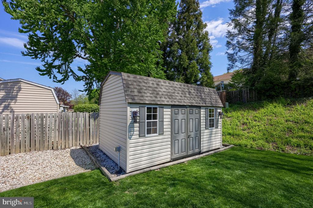 483 WOODCREST DRIVE