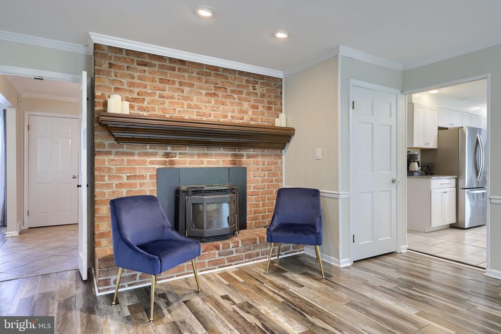 483 WOODCREST DRIVE