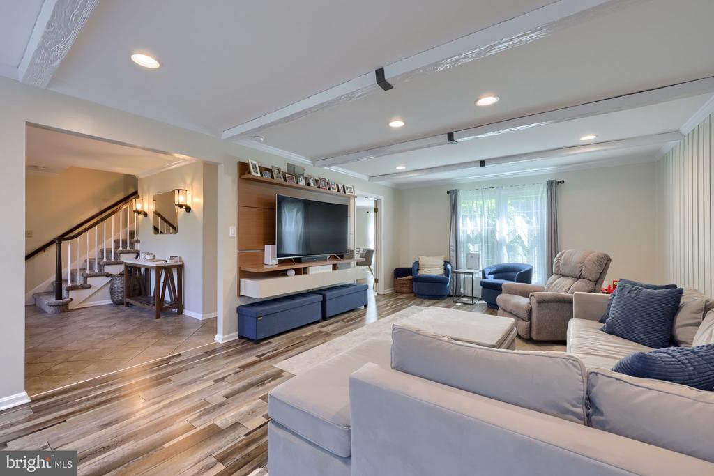 483 WOODCREST DRIVE