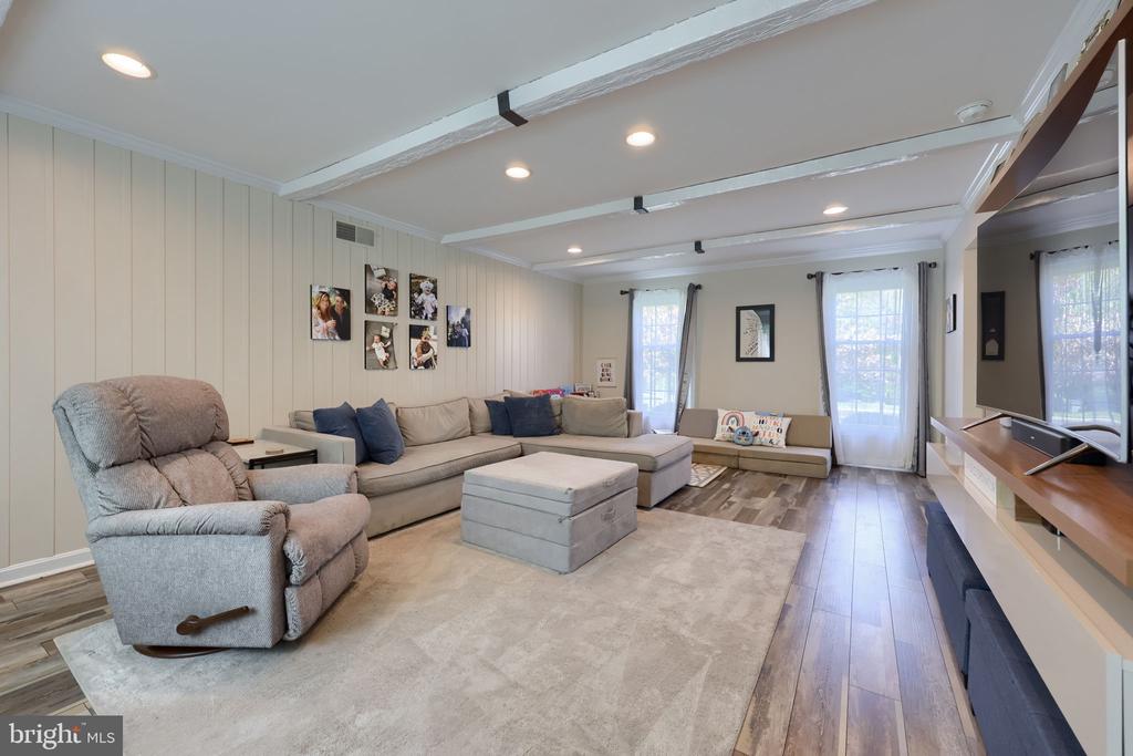 483 WOODCREST DRIVE