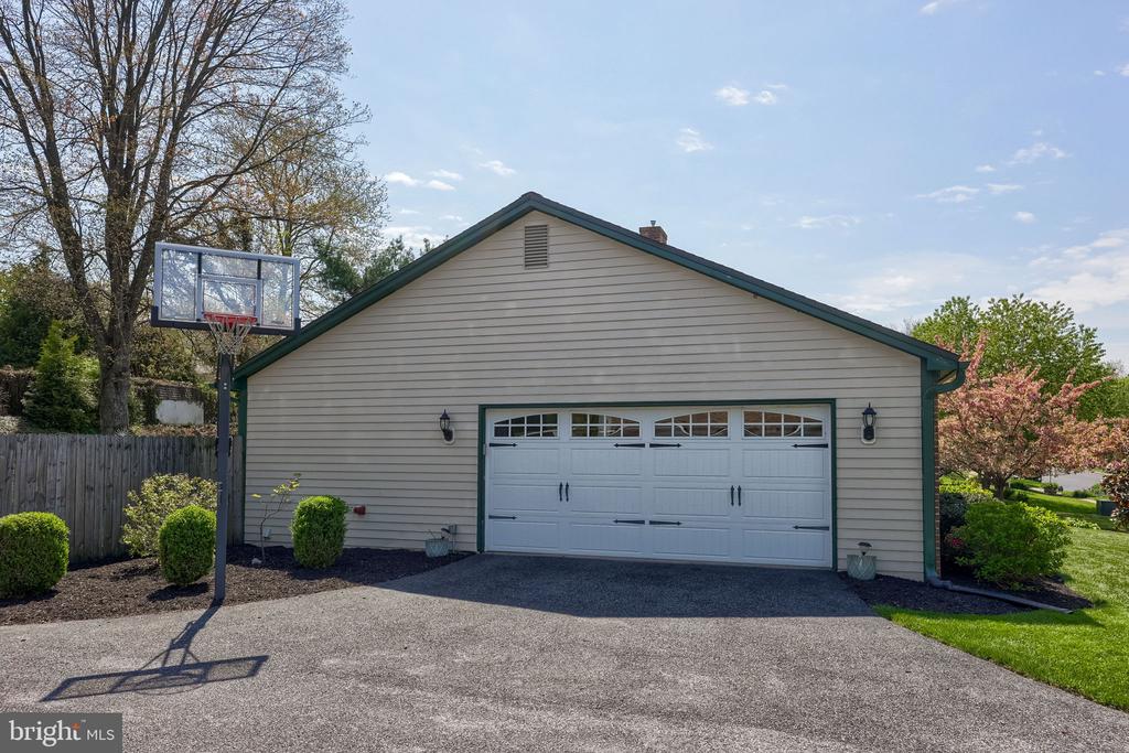 483 WOODCREST DRIVE