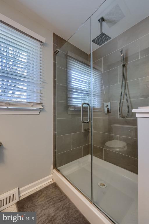 483 WOODCREST DRIVE