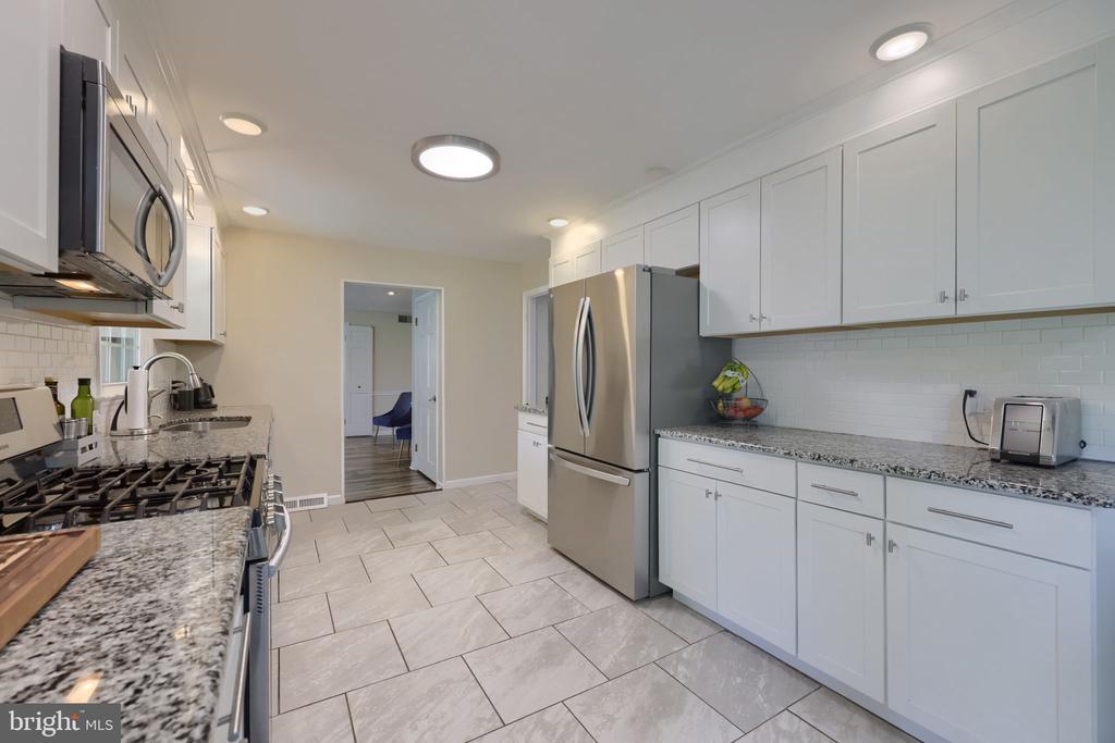 483 WOODCREST DRIVE