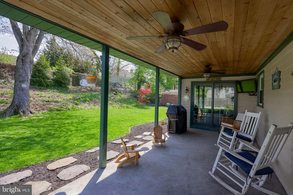 483 WOODCREST DRIVE