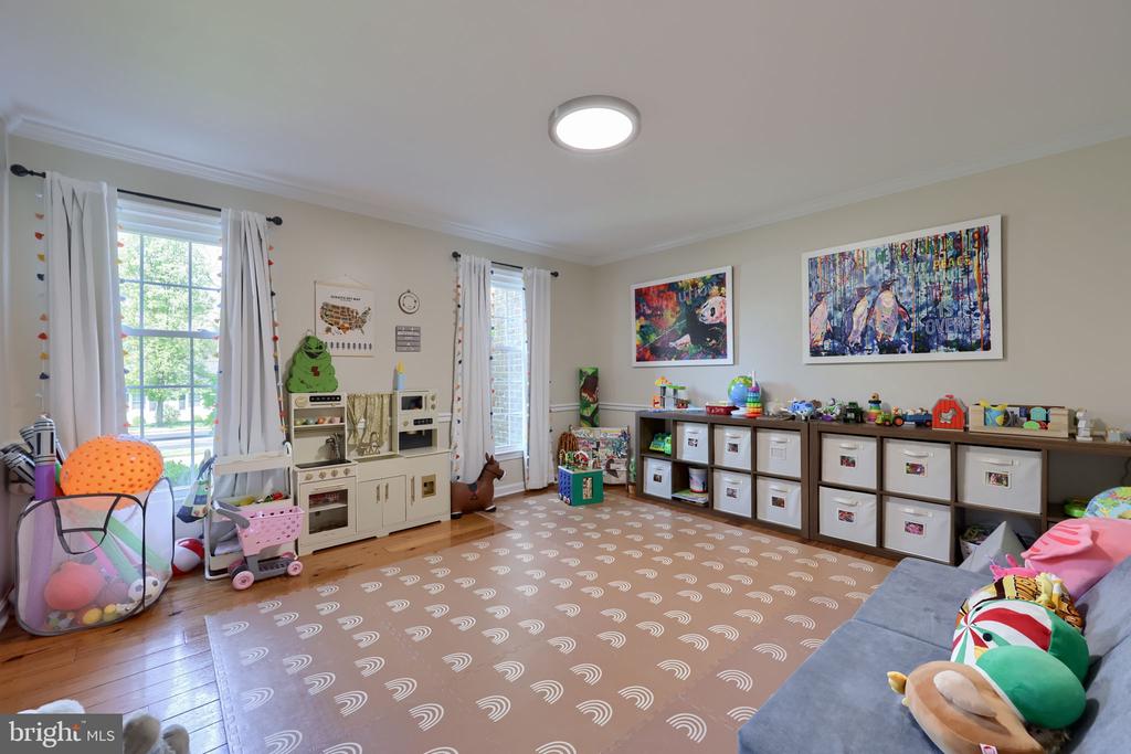 483 WOODCREST DRIVE