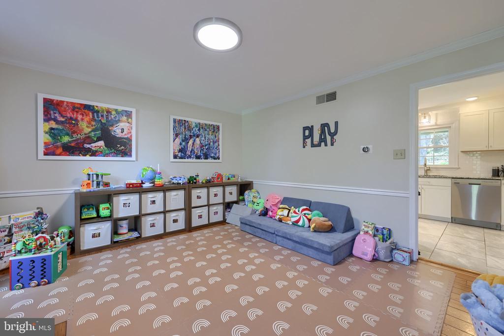 483 WOODCREST DRIVE