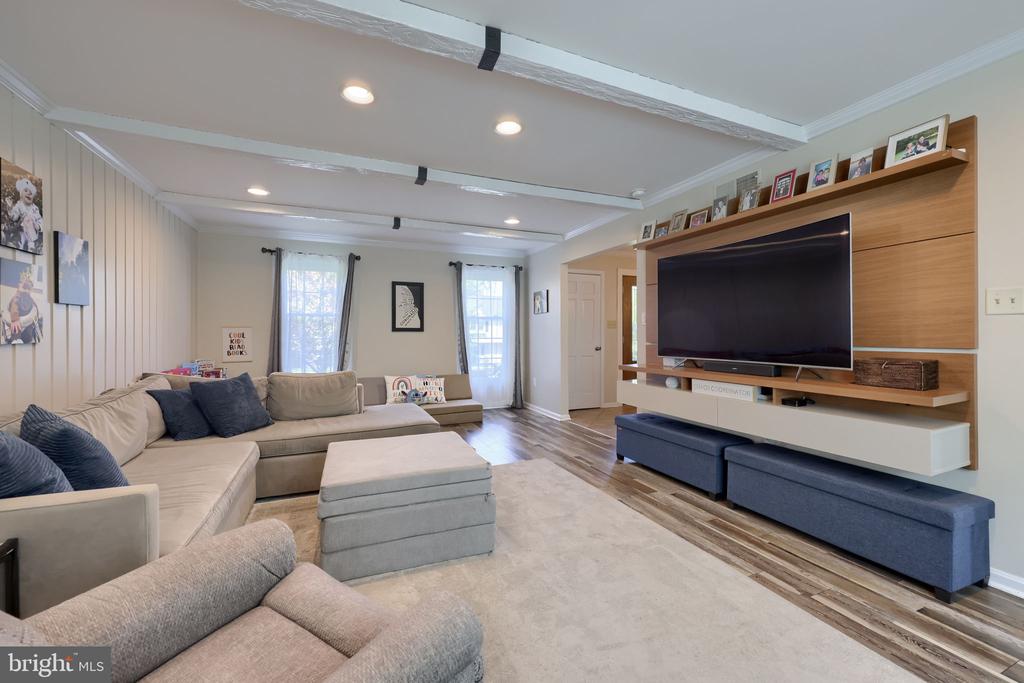 483 WOODCREST DRIVE