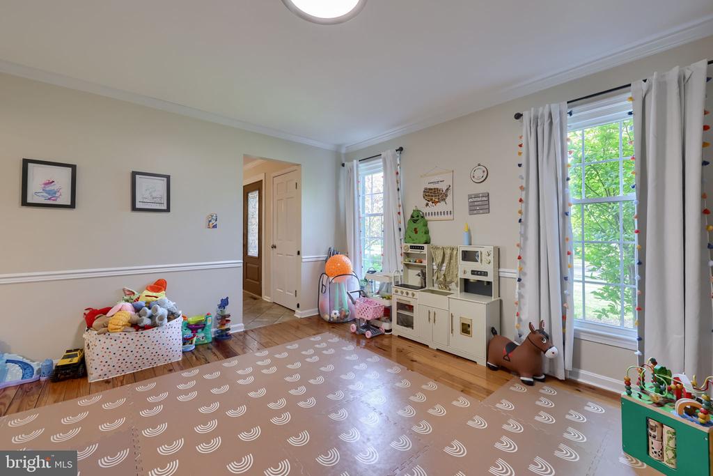 483 WOODCREST DRIVE