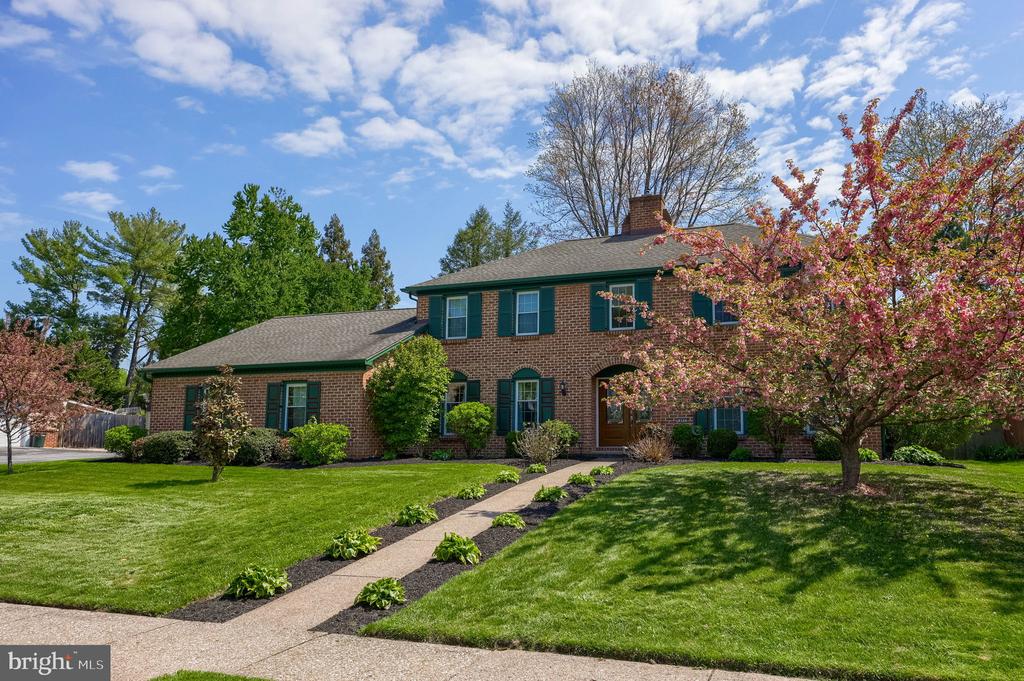 483 WOODCREST DRIVE