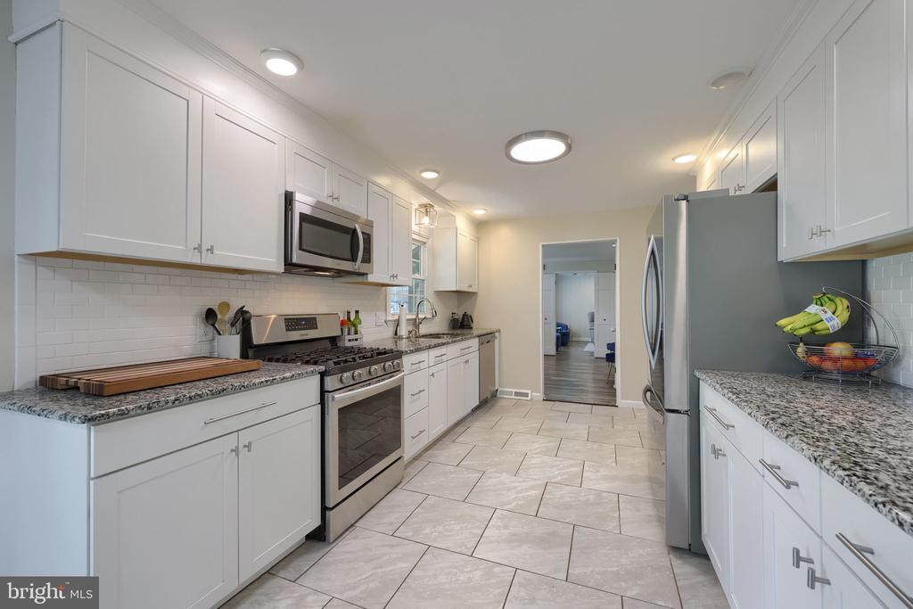 483 WOODCREST DRIVE