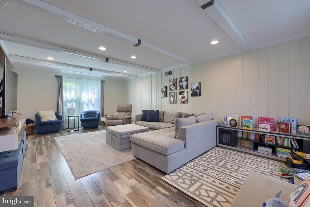 483 WOODCREST DRIVE