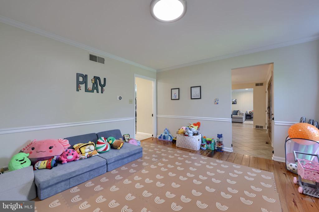 483 WOODCREST DRIVE