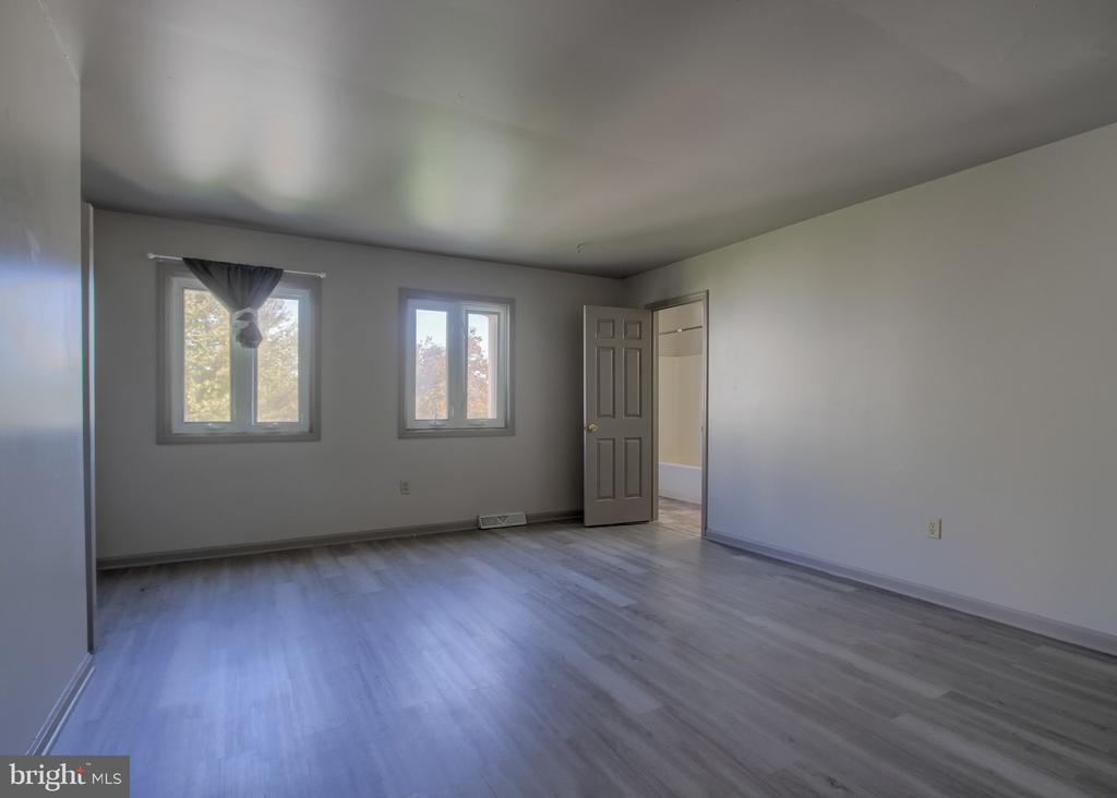 1821 CREEK VIEW COURT