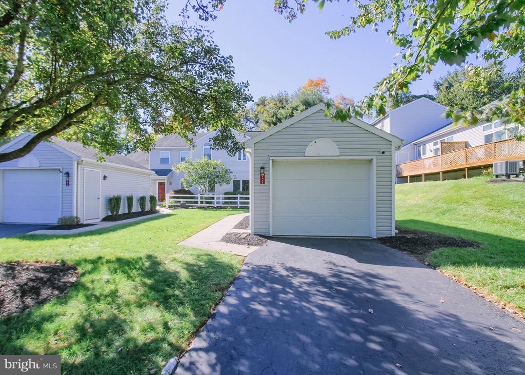 1821 CREEK VIEW COURT