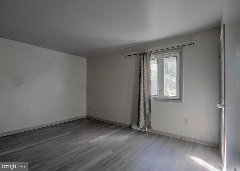 1821 CREEK VIEW COURT