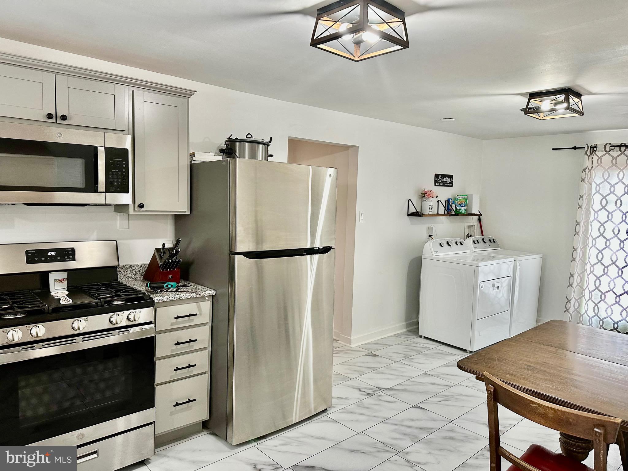 400 FOX STREET 2 ND FLOOR