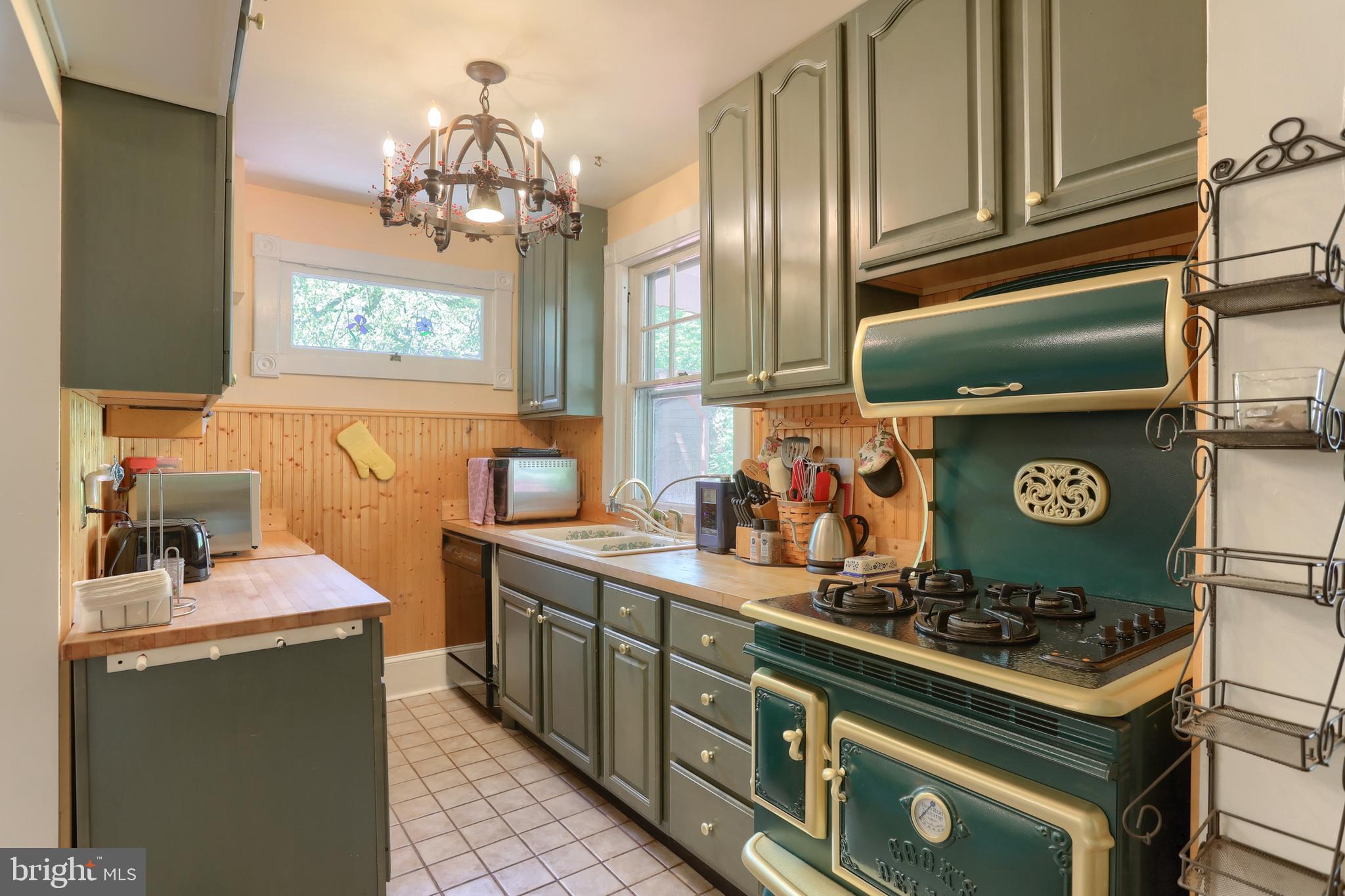 2208 CHESTNUT STREET