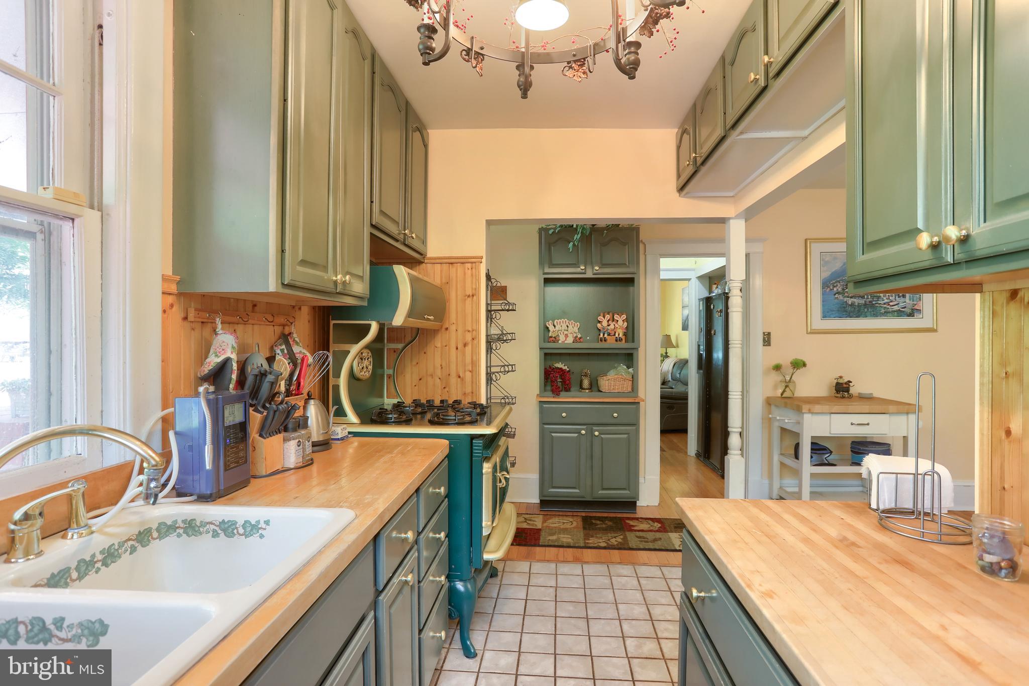 2208 CHESTNUT STREET