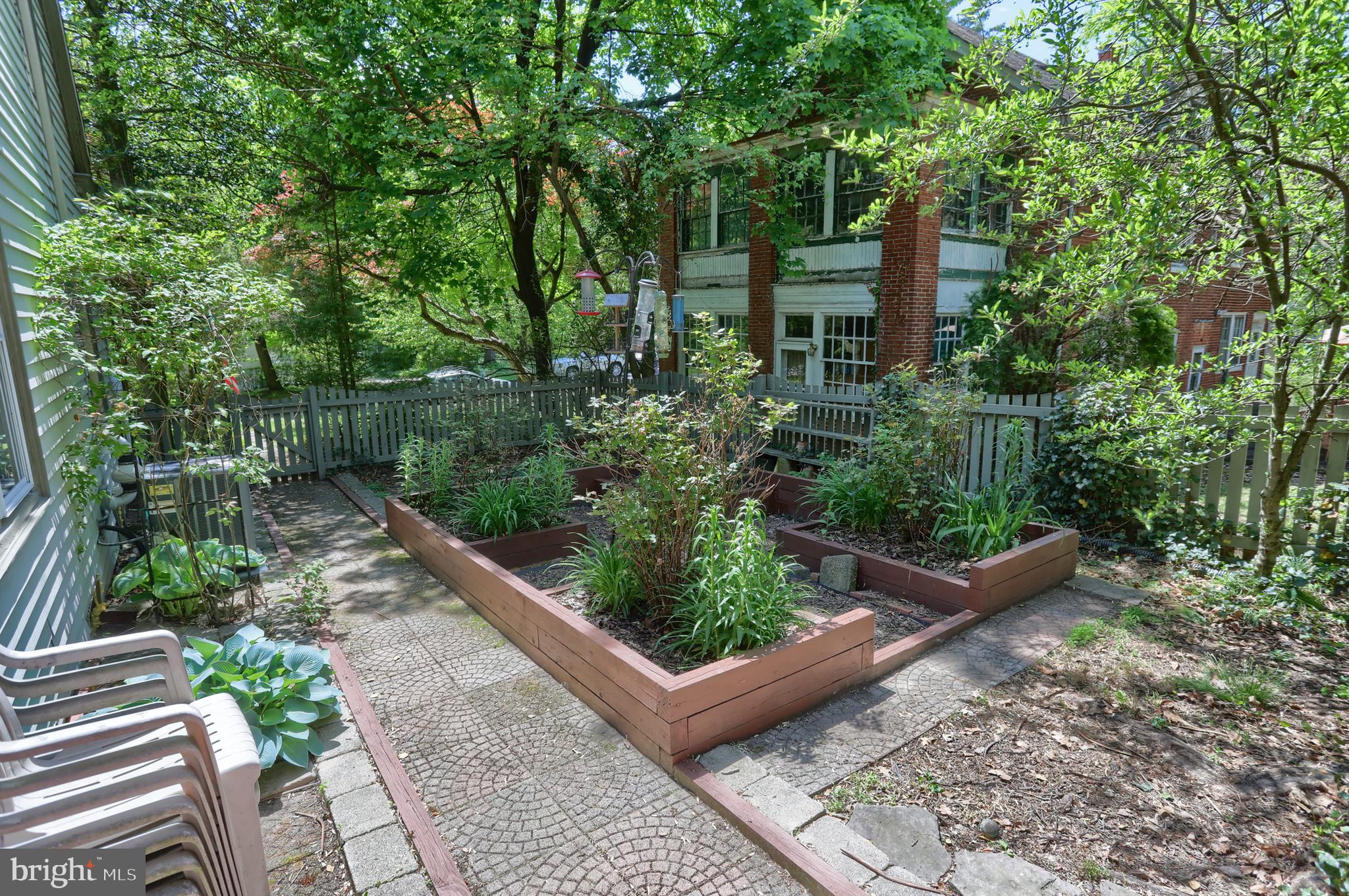 2208 CHESTNUT STREET