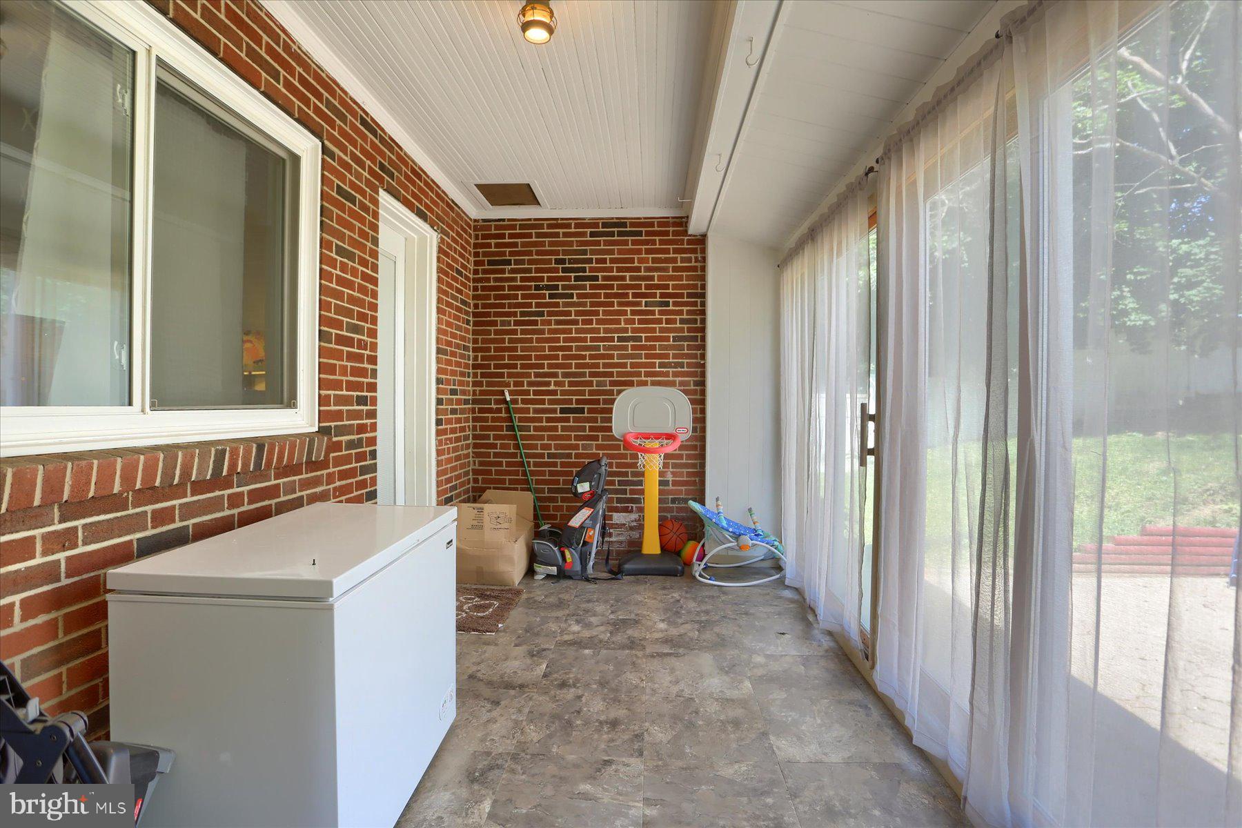 2900 HILLSIDE STREET