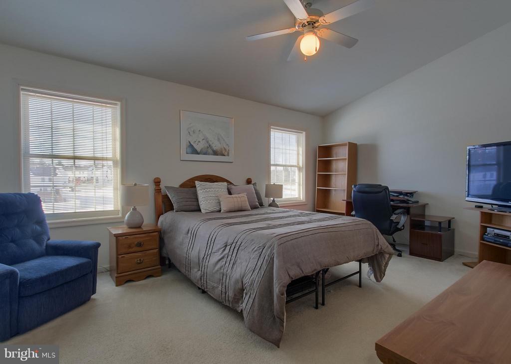 207 MEADOW LANE