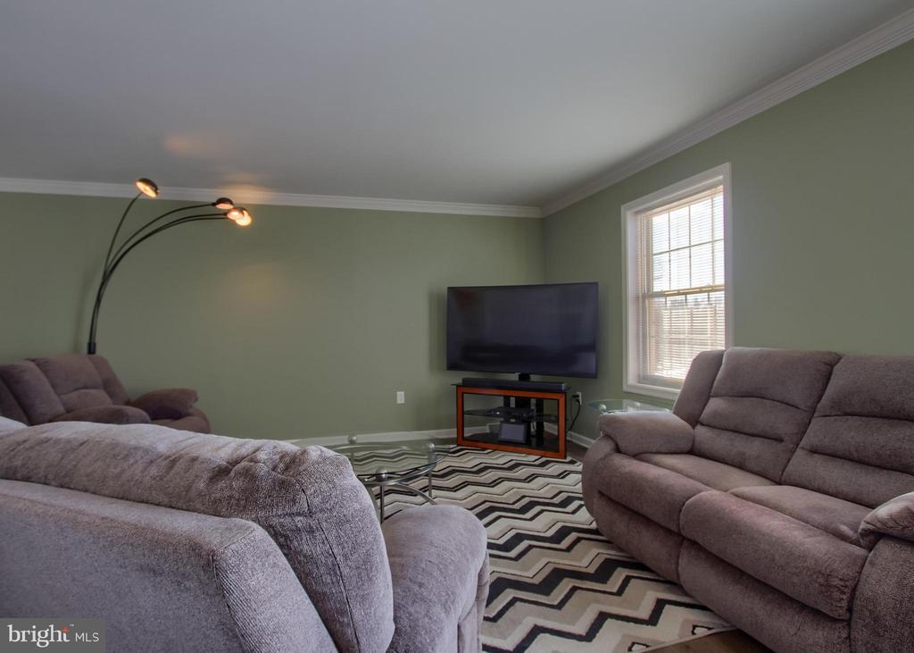 207 MEADOW LANE