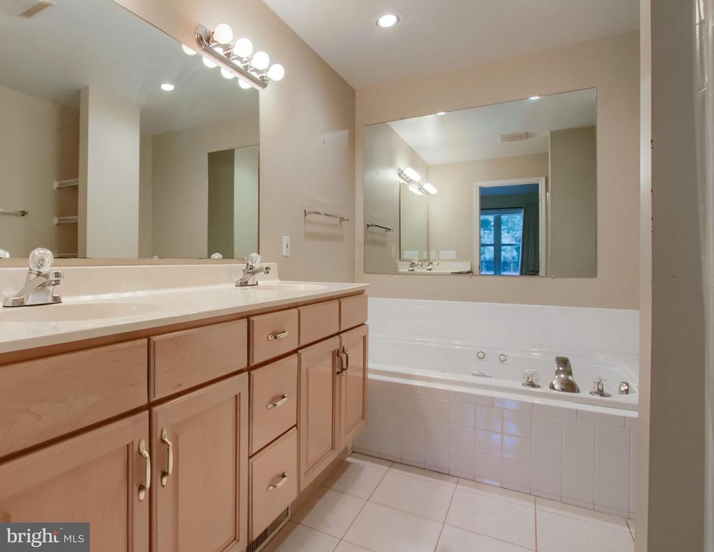 2875 OAKWOOD DRIVE