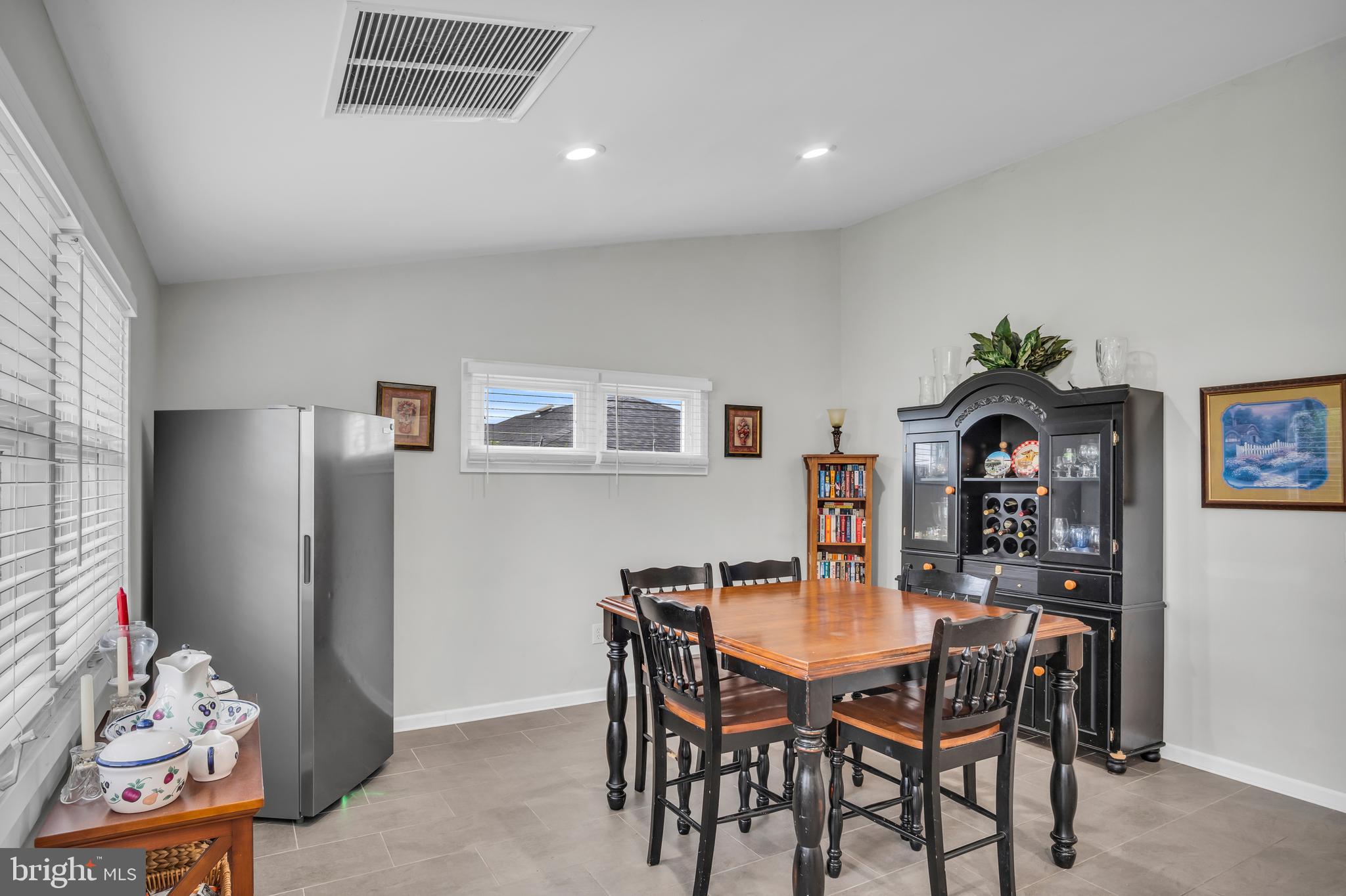 520 W CARACAS AVENUE