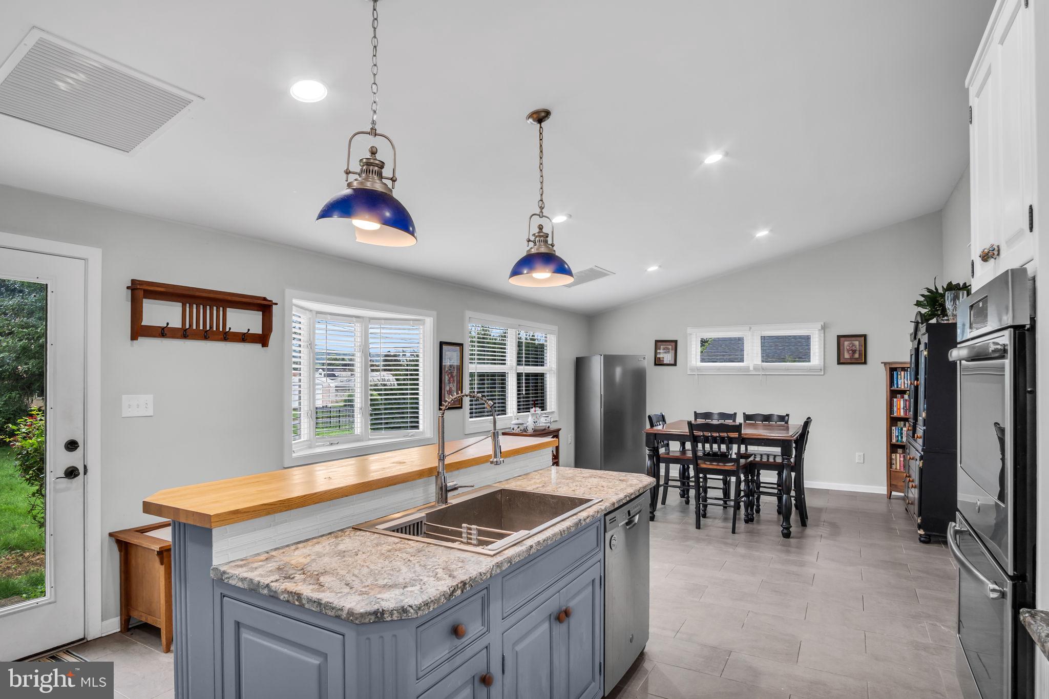 520 W CARACAS AVENUE