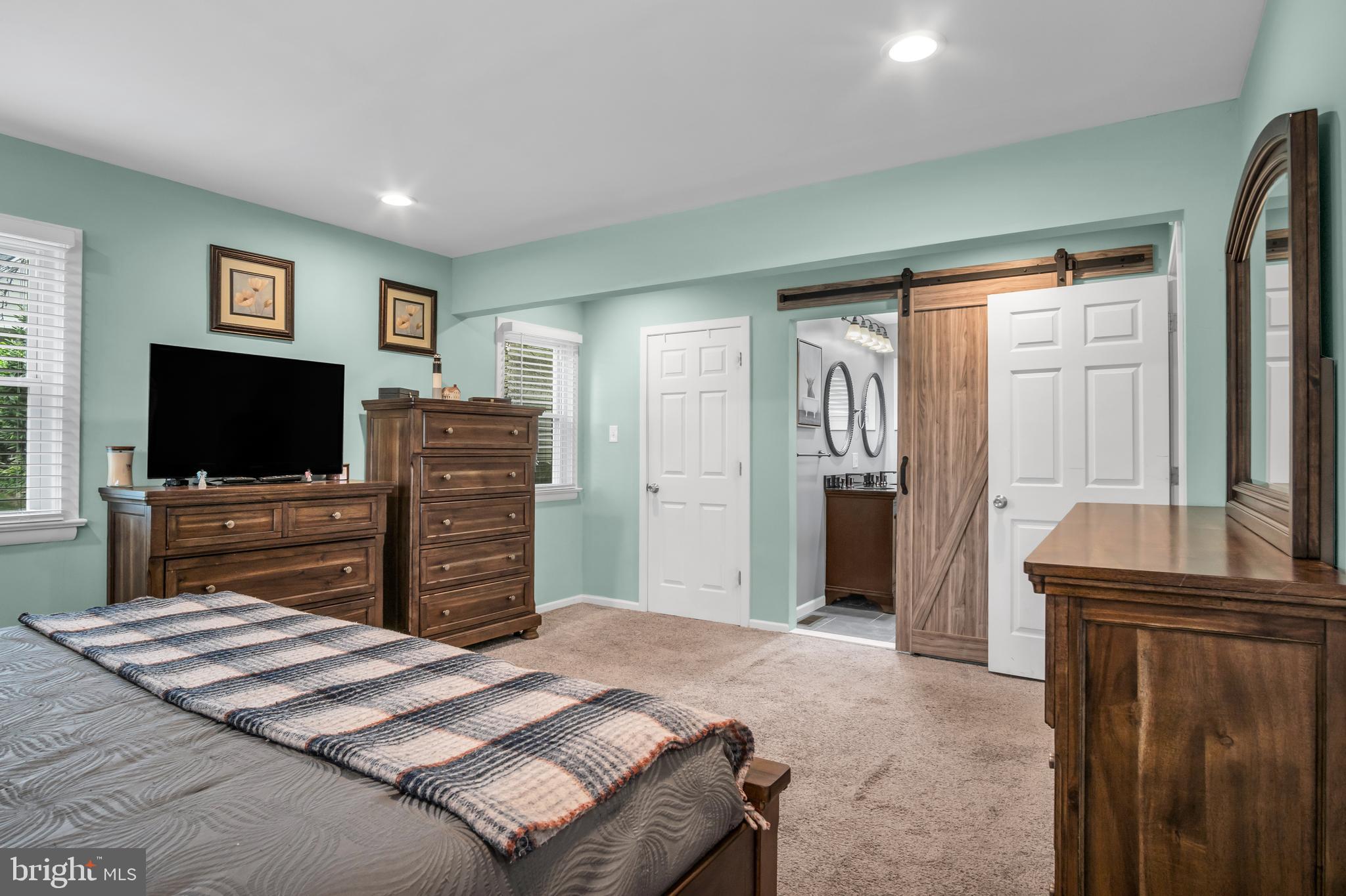 520 W CARACAS AVENUE