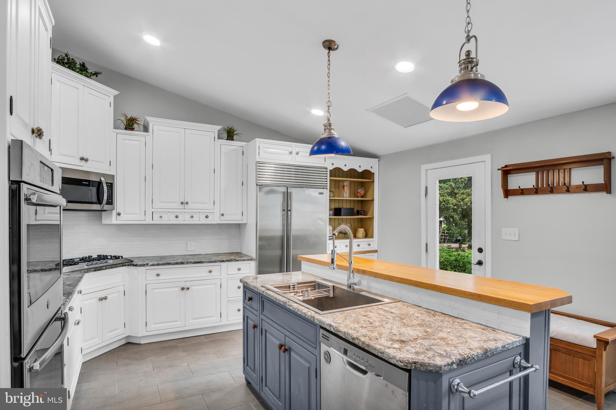 520 W CARACAS AVENUE