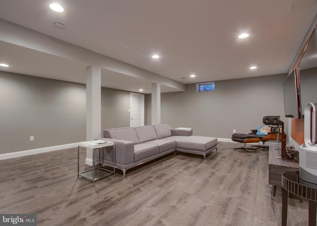 2302 SCARSBOROUGH DRIVE