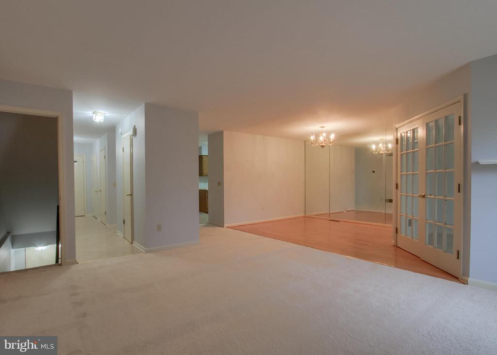 6065 REGENT DRIVE
