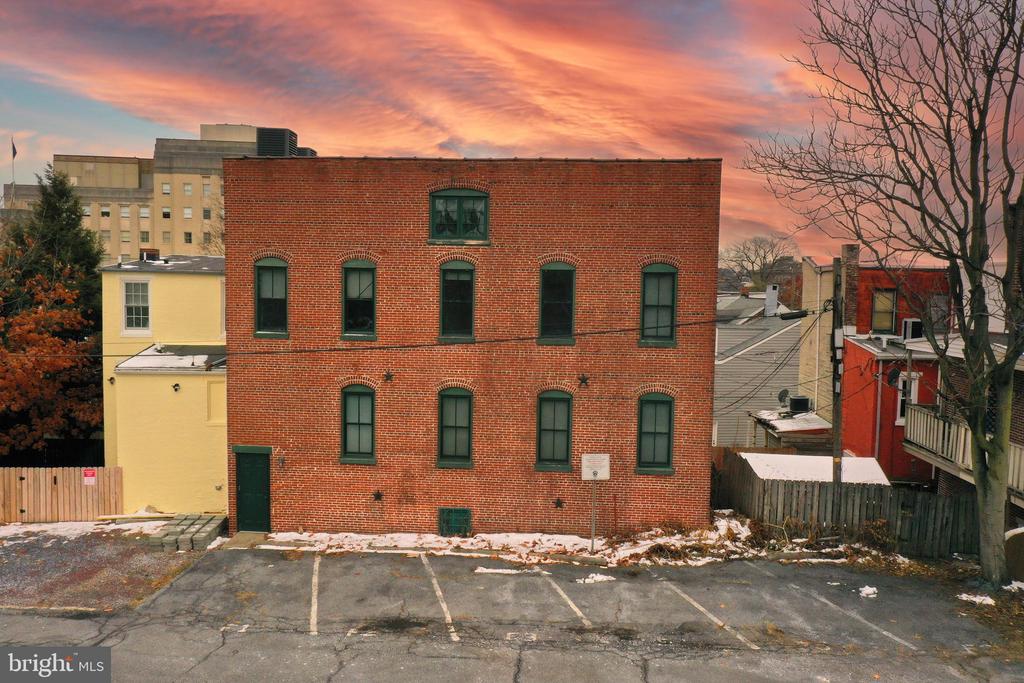 933 ROSE STREET