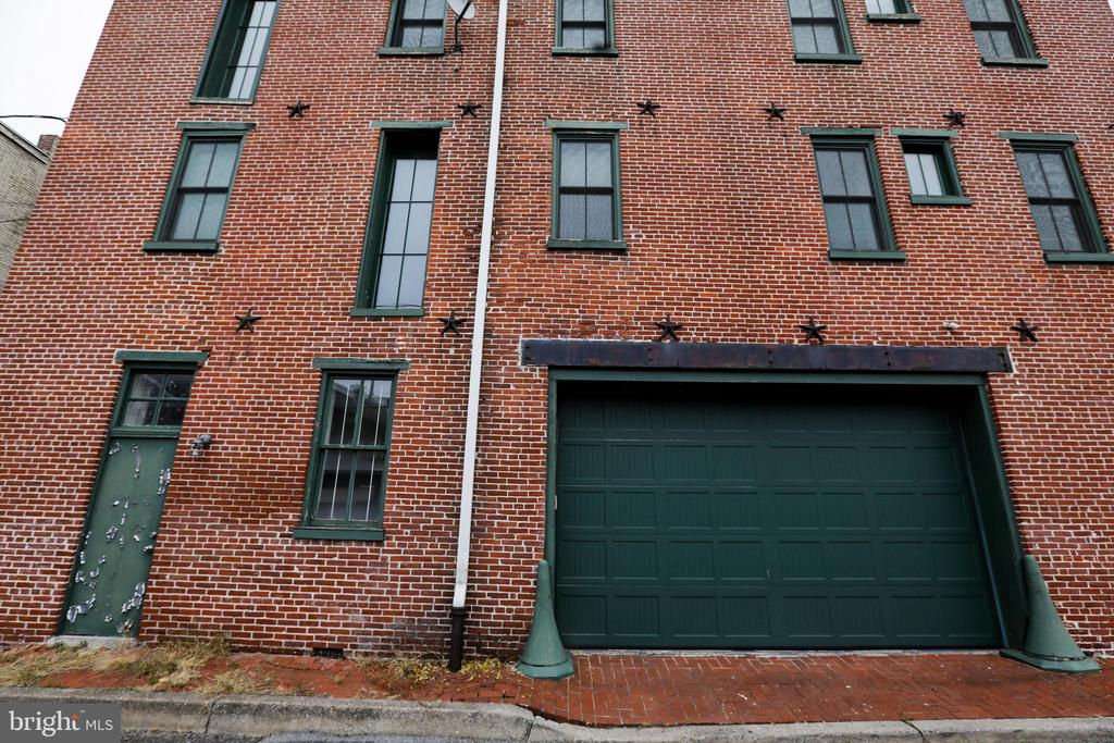 933 ROSE STREET