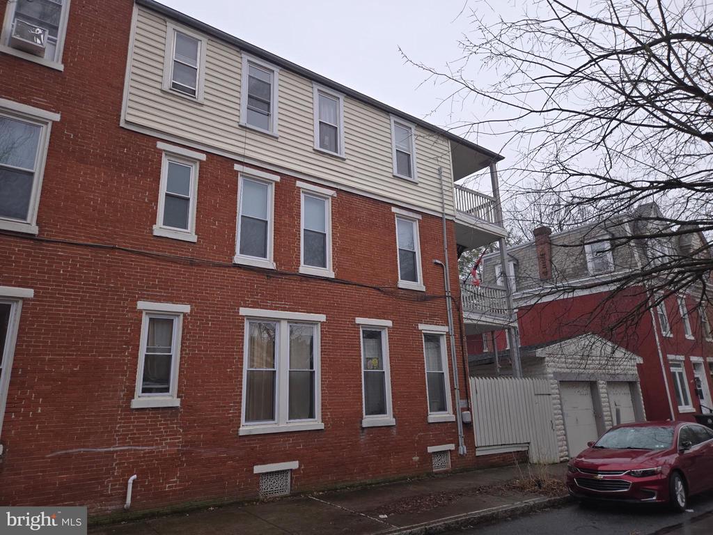 206 KELKER STREET